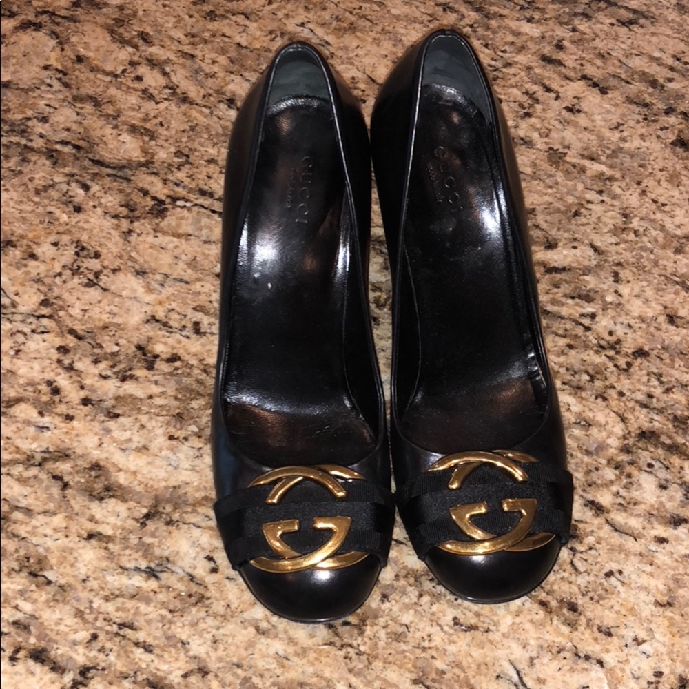 Gucci Interlocking G black and gold pumps